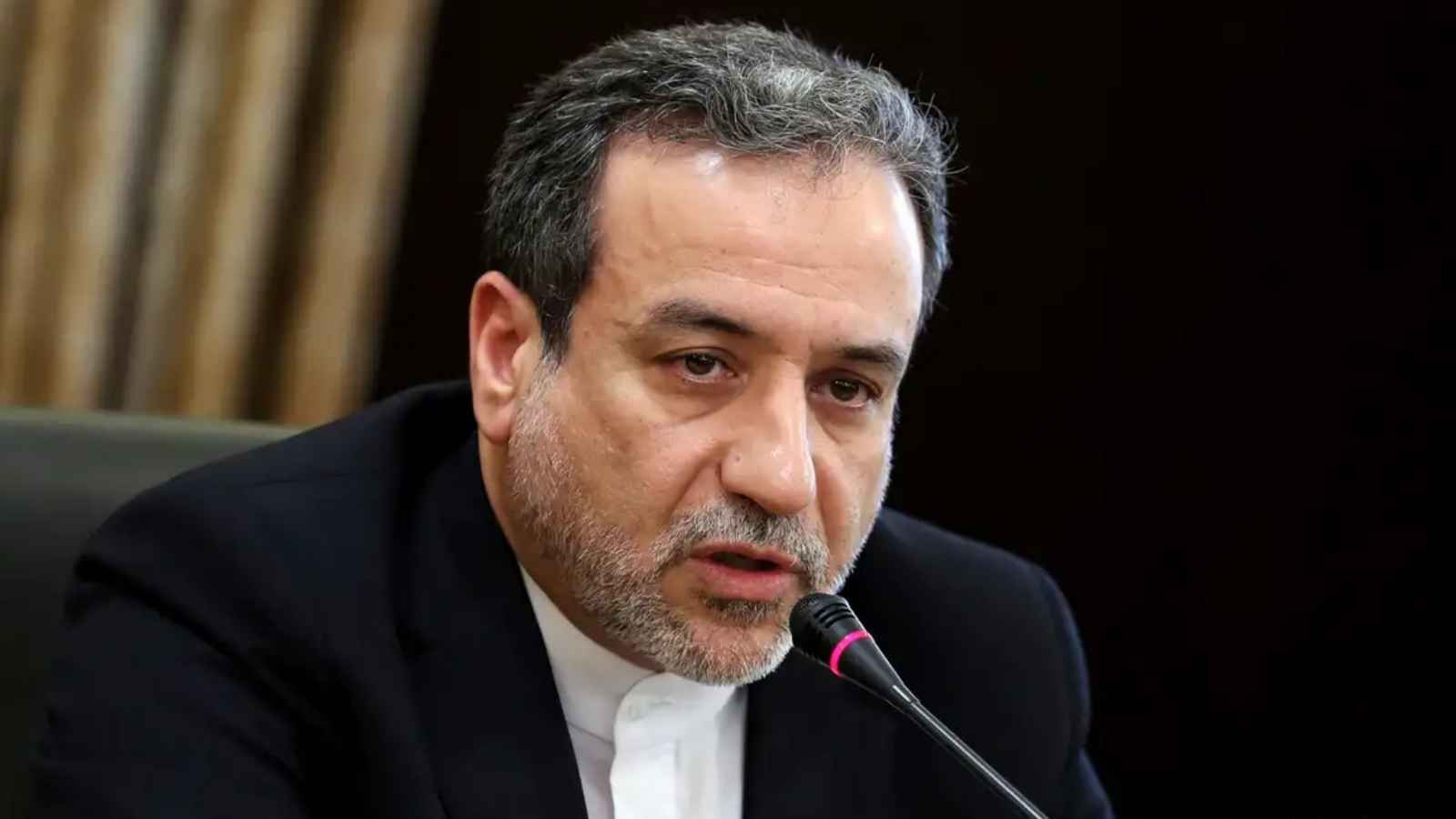 "كشري" وزير الخارجية الإيراني يثير تفاعلًا بين المصريين (صور)