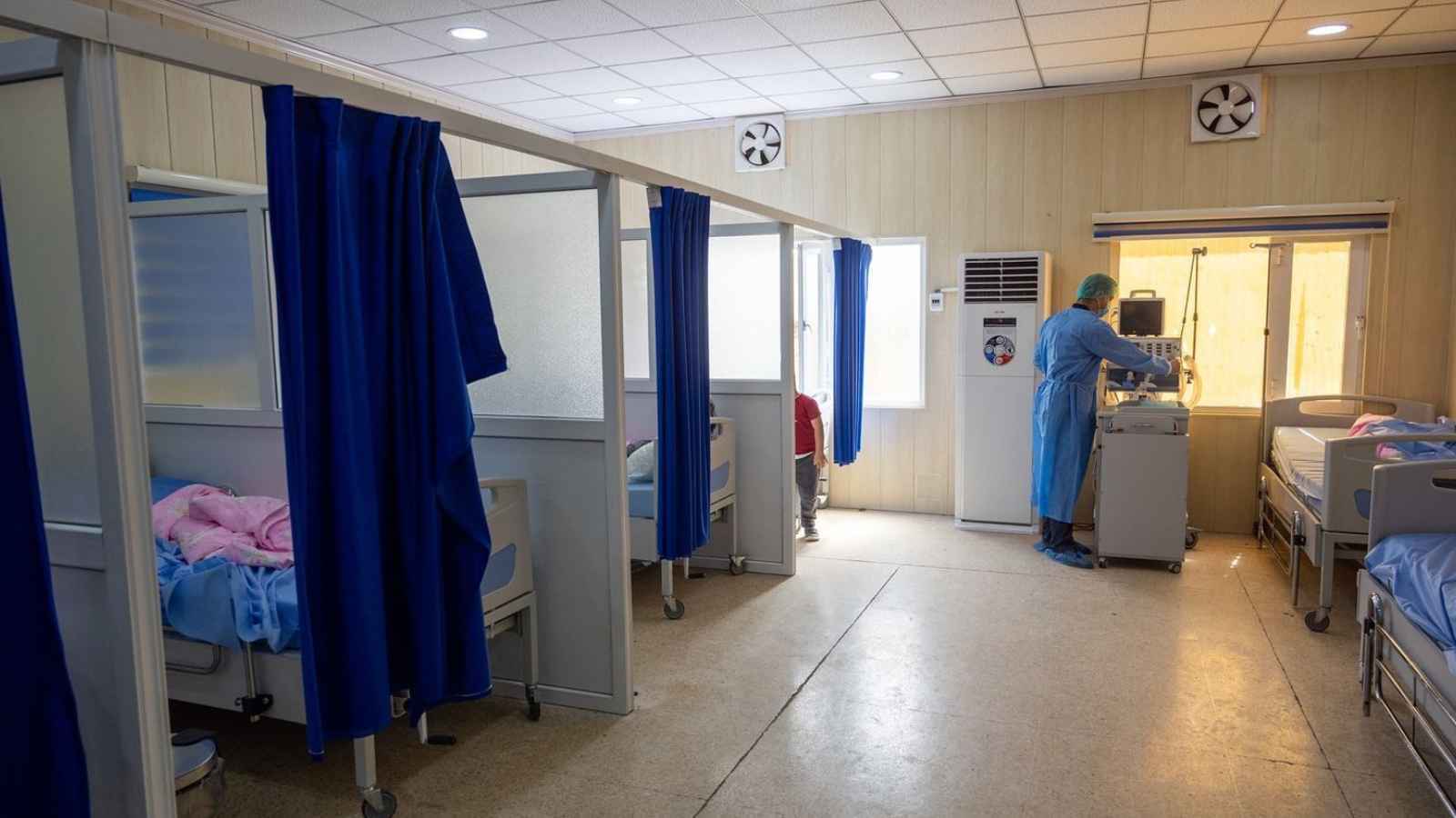 عراقيون يعتدون على أطباء.. ما الأمر؟ (فيديو)