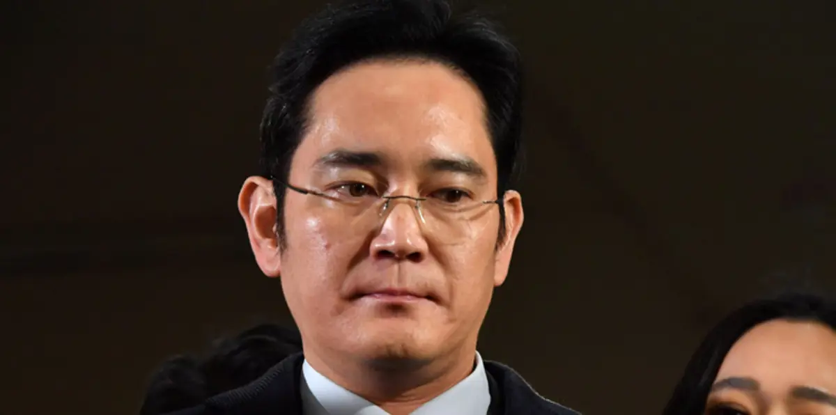 بعد الحبس الانفرادي.. اقتياد رئيس سامسونج موثق اليدين لاستجوابه (صور)