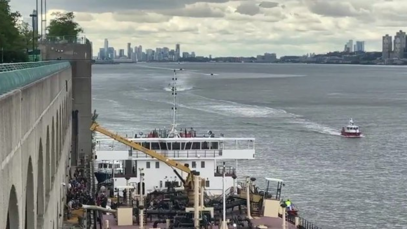 نيويورك.. قتيل وإصابات في انفجار قارب بنهر هدسون (فيديو)