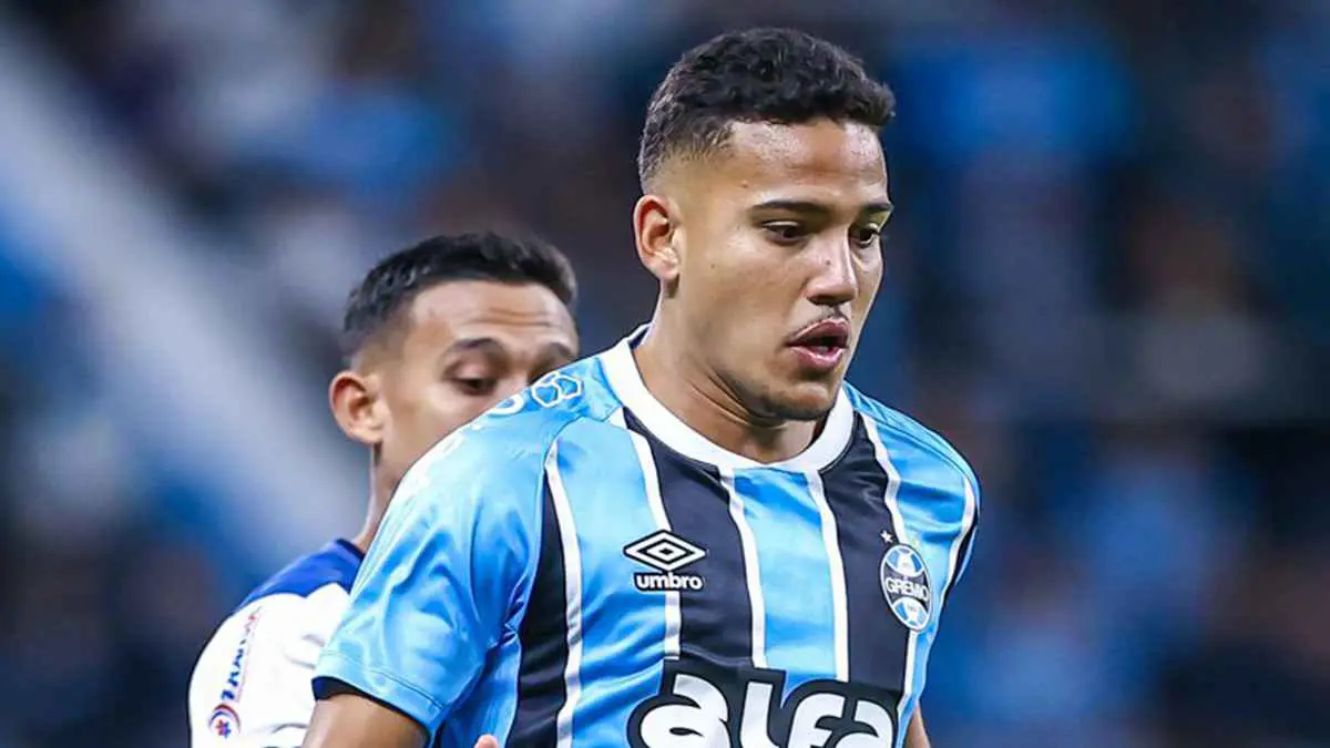 الهلال يقدم عرضا لمدافع برازيلي بارز