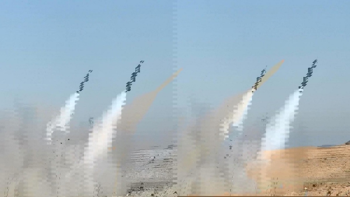 العراق.. هجوم صاروخي يستهدف قاعدة تستضيف أمريكيين شمال بغداد