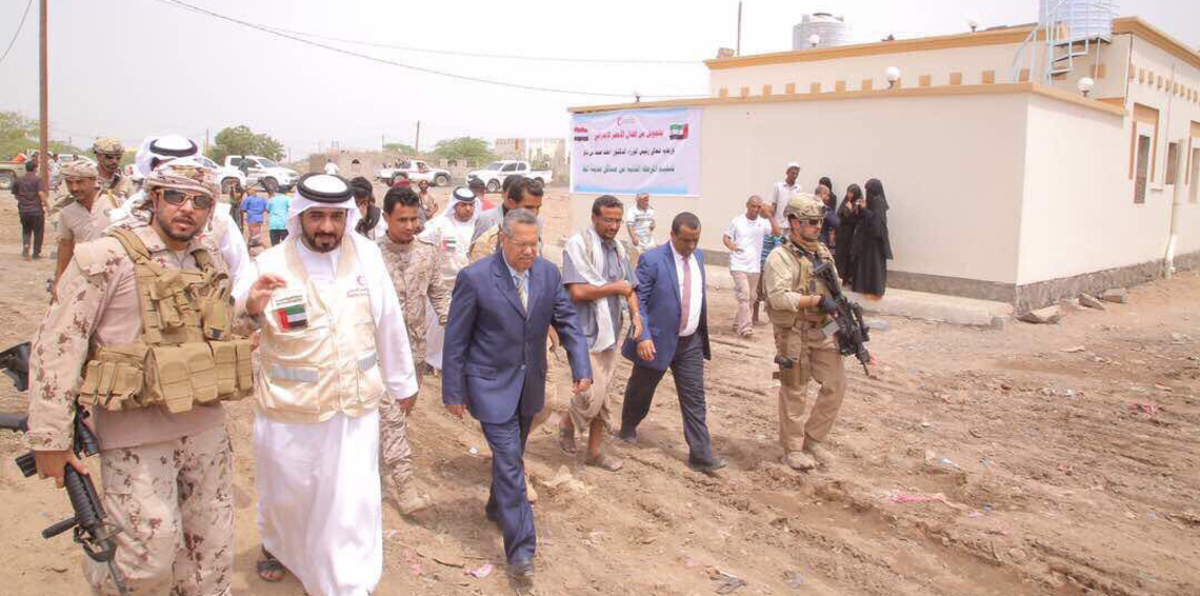 اليمن.. بن دغر يزور المخا للمرة الأولى لتوزيع مساكن وافتتاح محطة كهرباء بدعم إماراتي (صور)