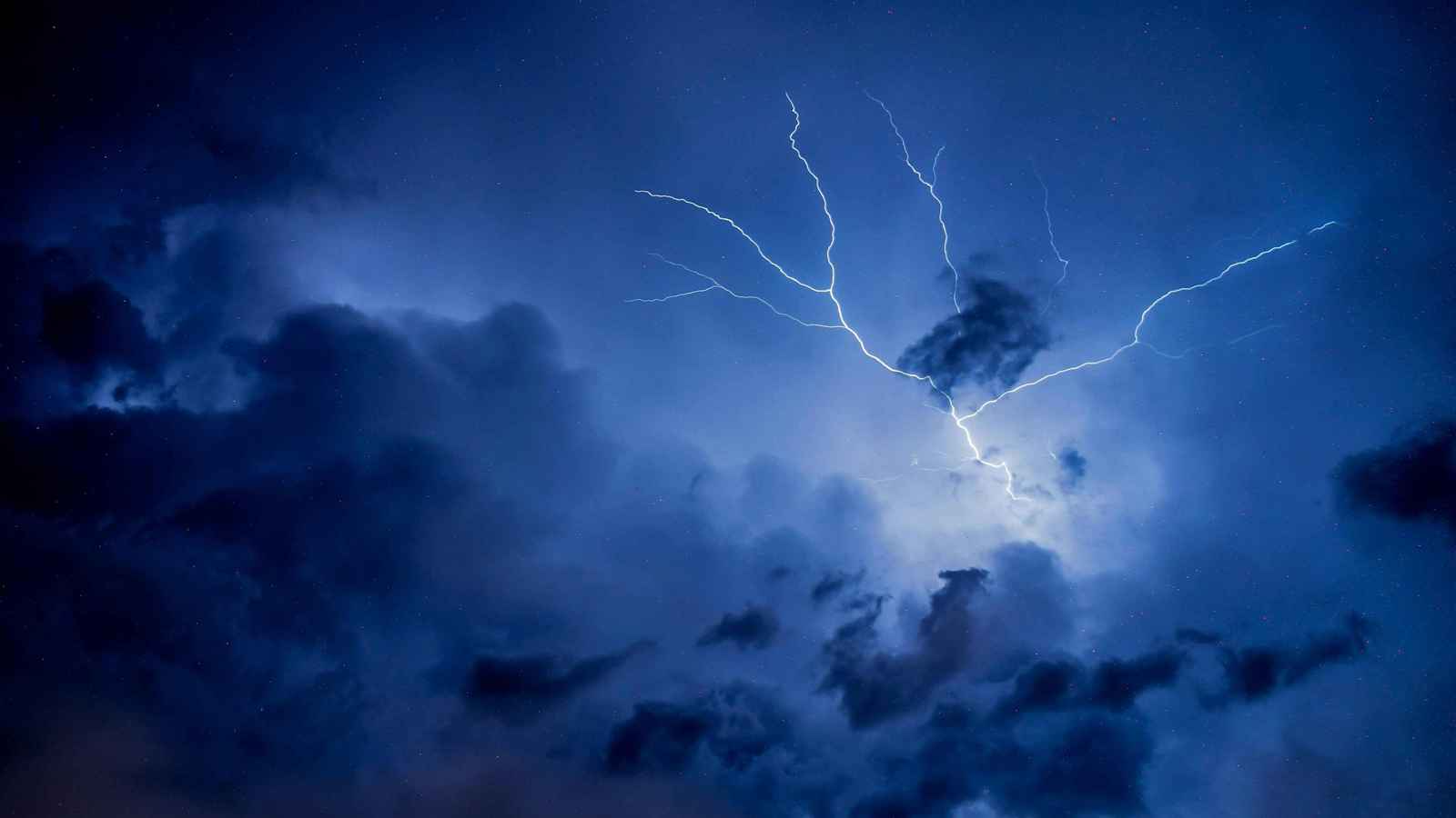 فيديو يوثق وفاة 4 من أسرة واحدة جرفتهم السيول في اليمن