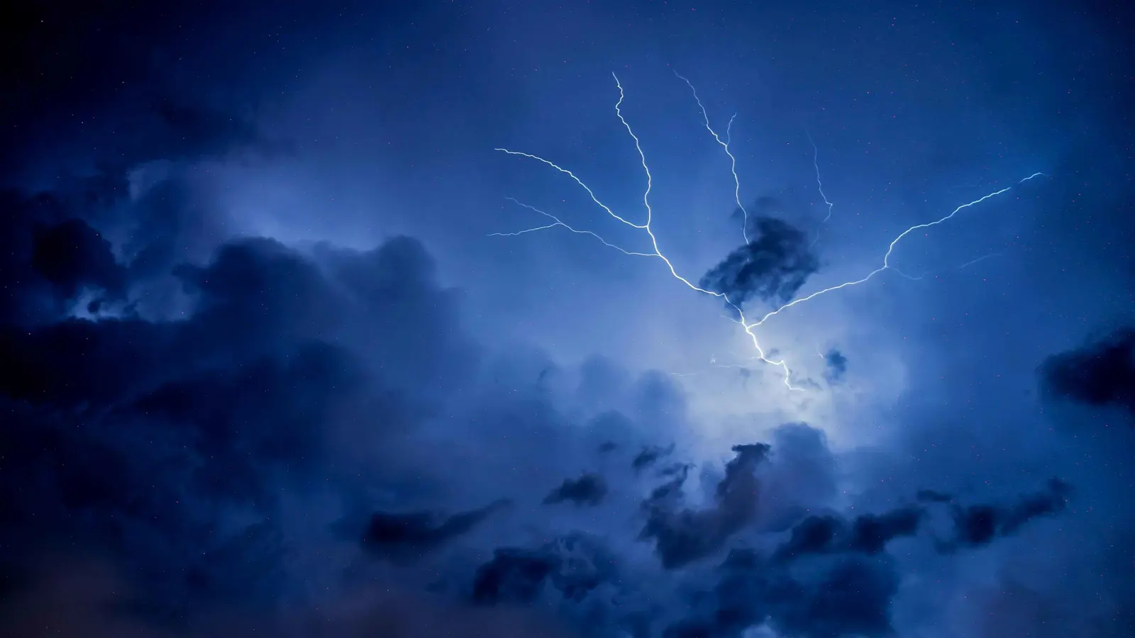 فيديو يوثق وفاة 4 من أسرة واحدة جرفتهم السيول في اليمن