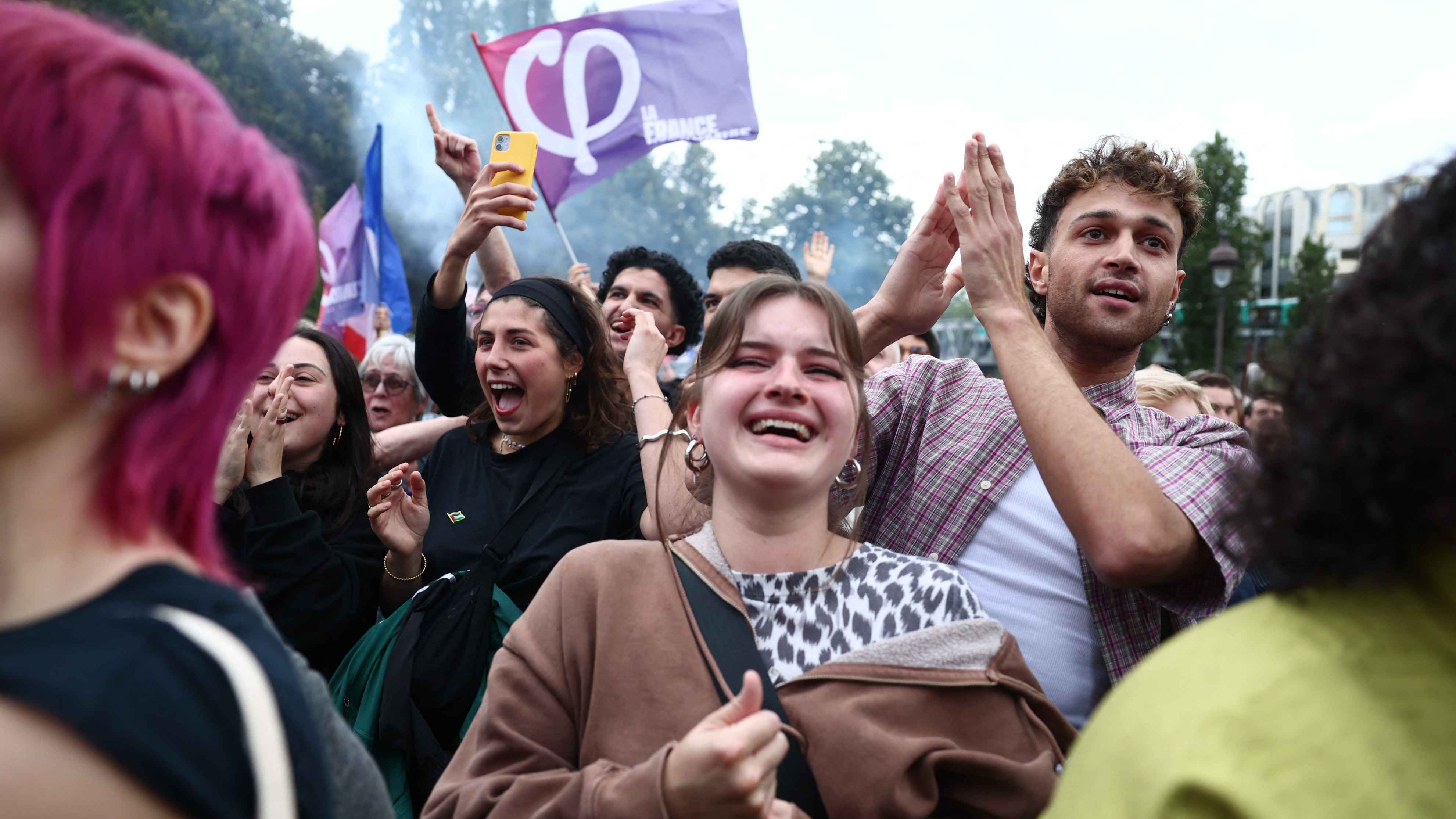 بالغناء والبكاء.. هكذا احتفل يساريو فرنسا بالتفوق المفاجئ (فيديو)