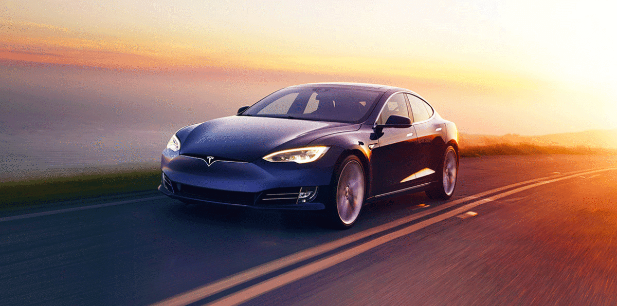 بسبب خطأ فني.. سيارة "تسلا" تطير في الهواء فوق معبر للسكة الحديد (فيديو)