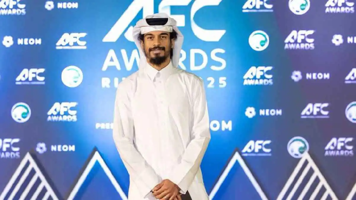 ليس سالم الدوسري.. أكرم عفيف يكشف اسم اللاعب السعودي الوحيد الذي يتواصل معه