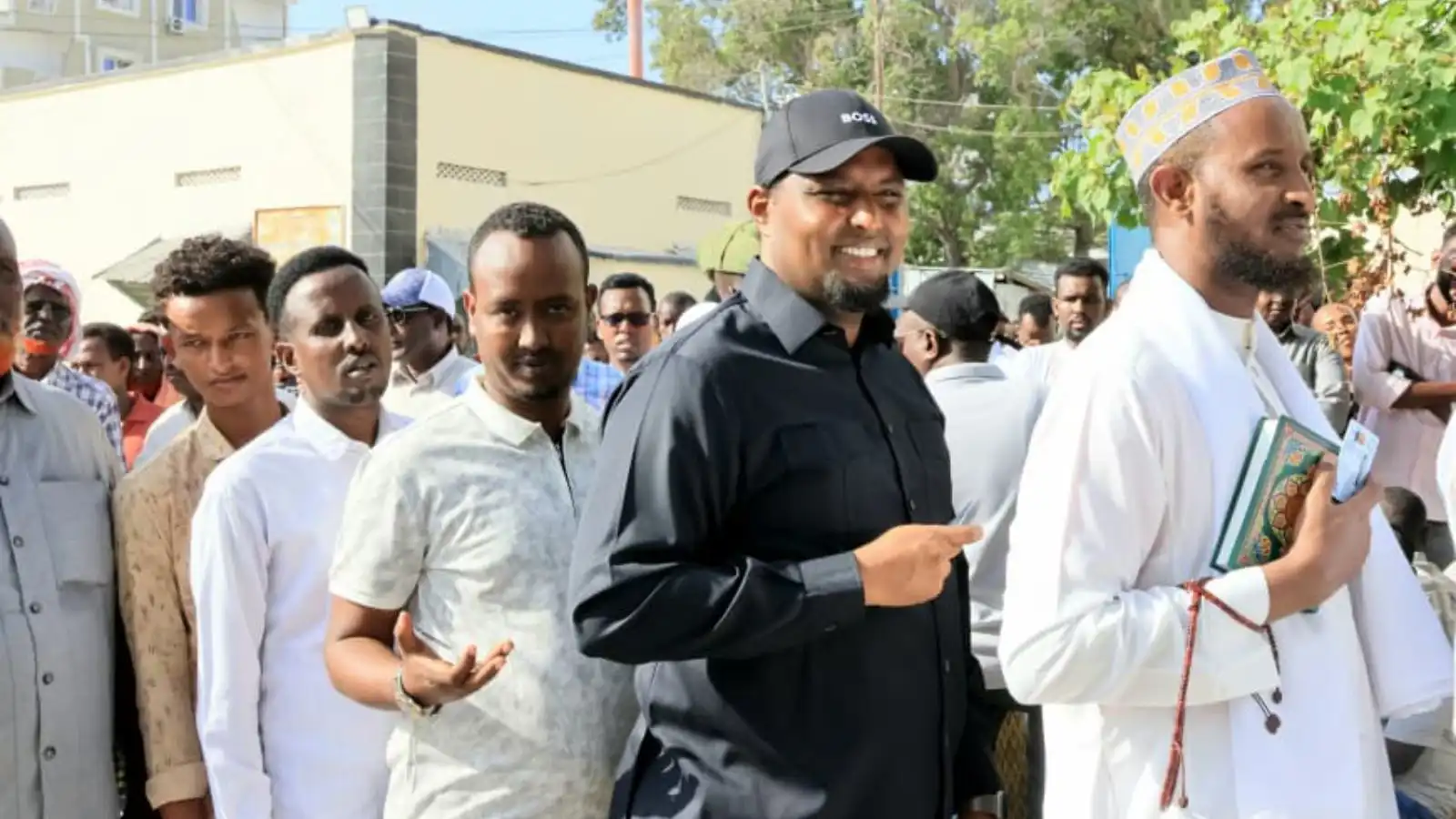 ناخبون صوماليون أمام مركز اقتراع