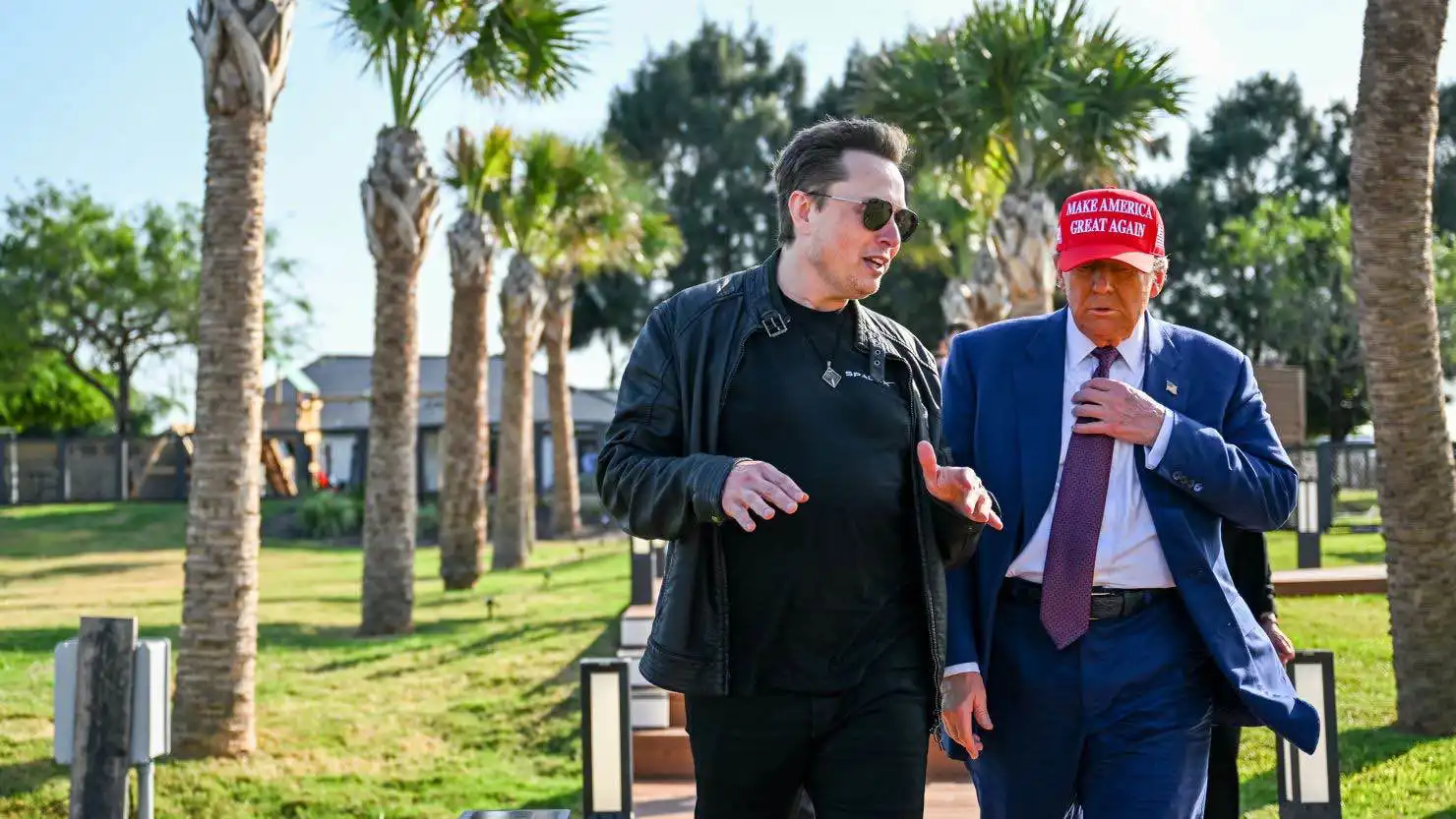 ترامب يشيد بإيلون ماسك: شخصية عظيمة بذكاء استثنائي (فيديو)