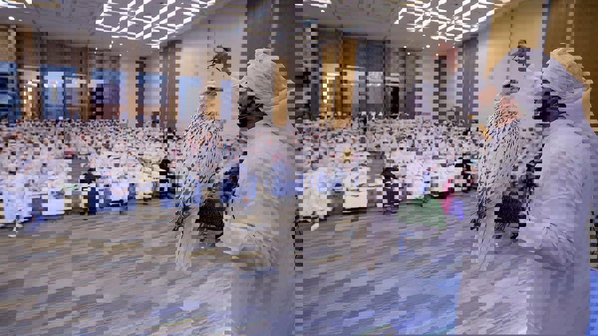 الإمارات.. بيع صقر في مزاد بمبلغ ضخم