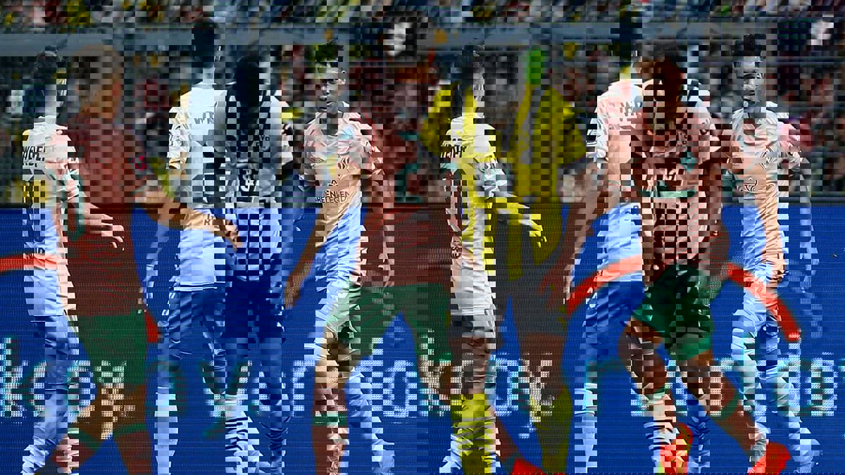 فيردر بريمن ينتفض بثلاثية متأخرة ليفوز 3-2 على بروسيا دورتموند