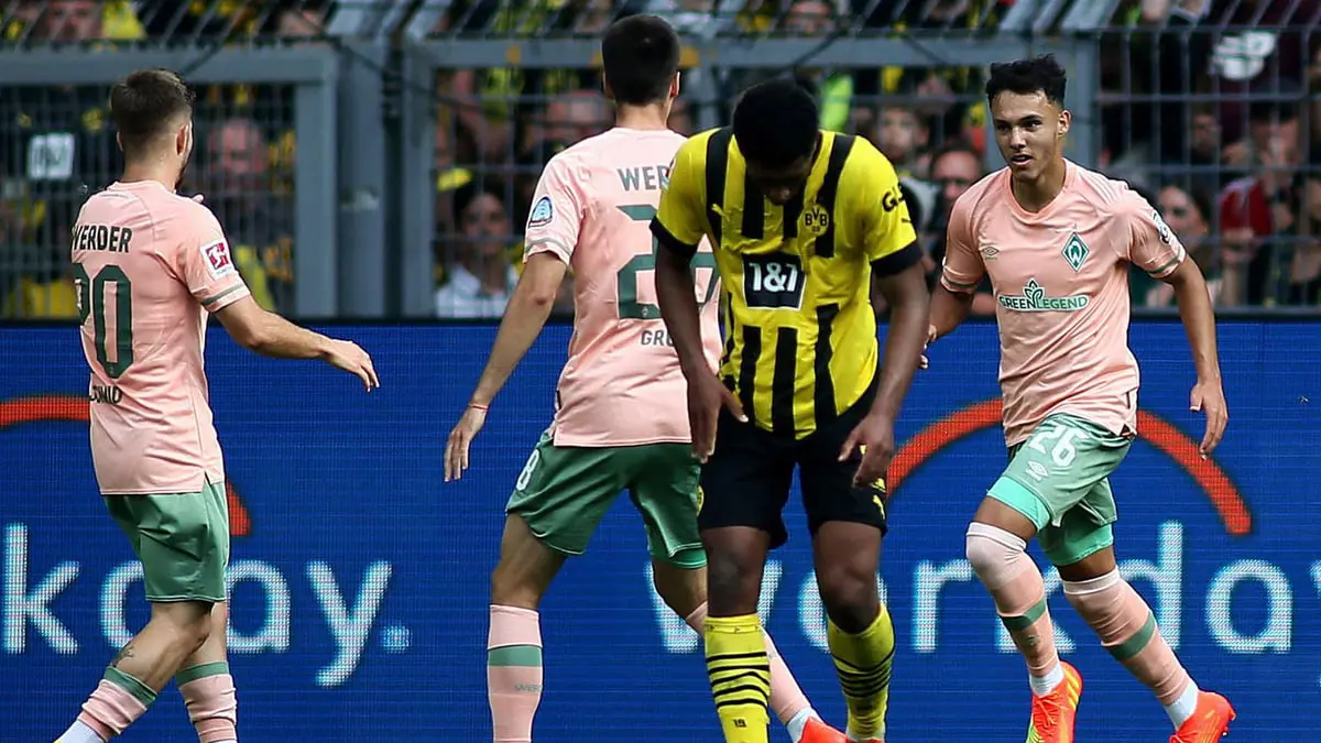 فيردر بريمن ينتفض بثلاثية متأخرة ليفوز 3-2 على بروسيا دورتموند