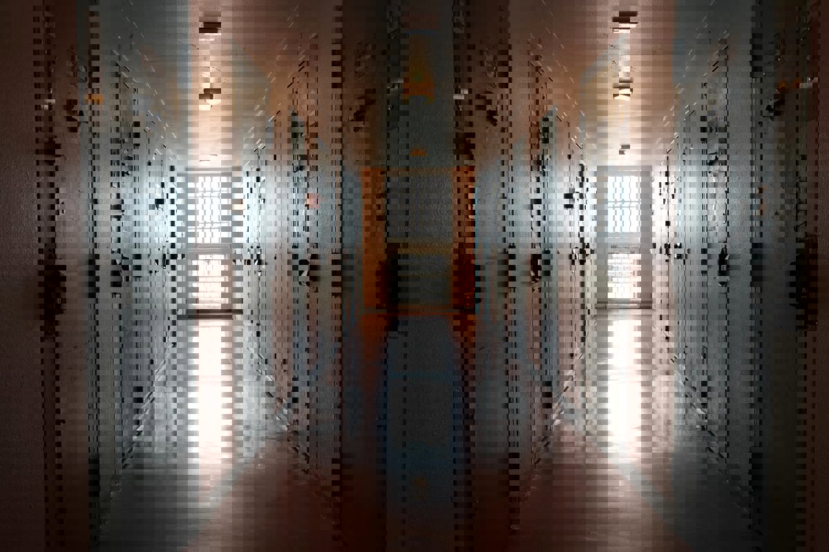 "لوفيغارو": اكتظاظ في سجون فرنسا مع ارتفاع عدد السجناء إلى رقم قياسي 