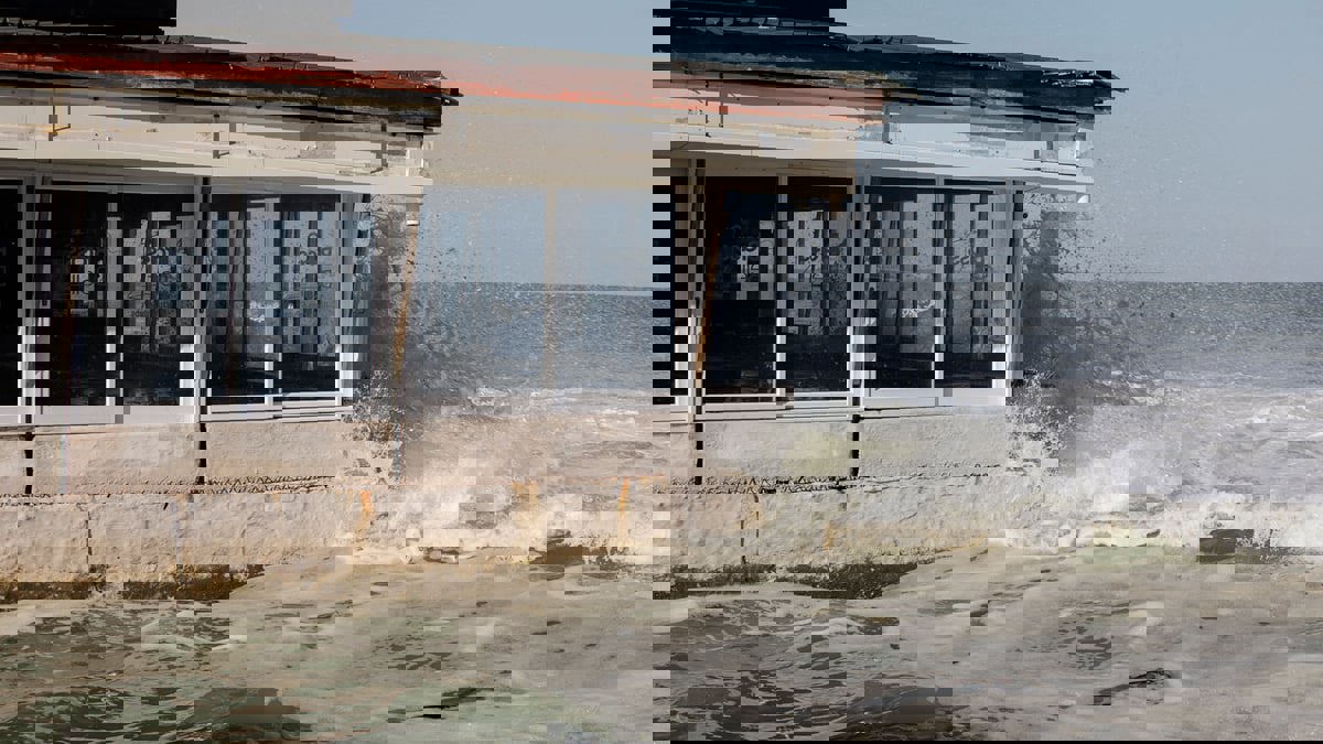 أمواج "ضخمة" تضرب سواحل كيب تاون 