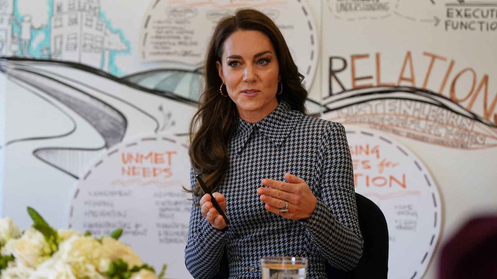 عناق كيت ميدلتون لشابة مصابة بالسرطان يتصدر الإنترنت