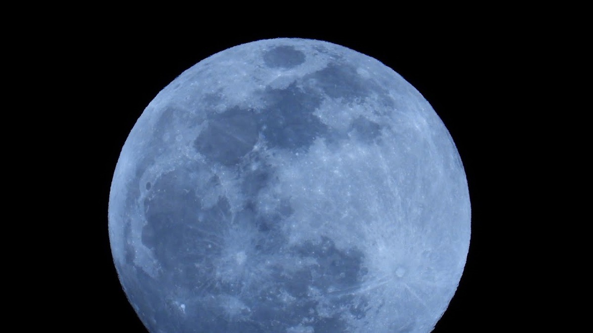 "القمر البارد".. ظاهرة فلكية نادرة تنير السماء هذه الليلة‎‎