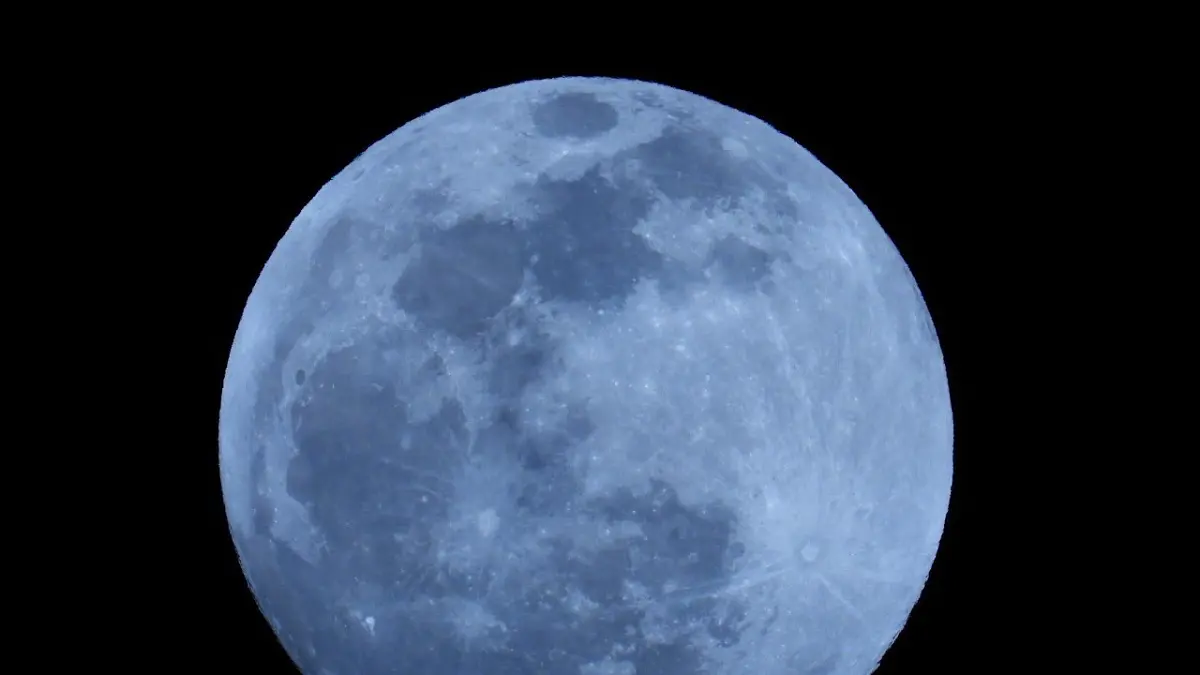 "القمر البارد".. ظاهرة فلكية نادرة تنير السماء هذه الليلة‎‎