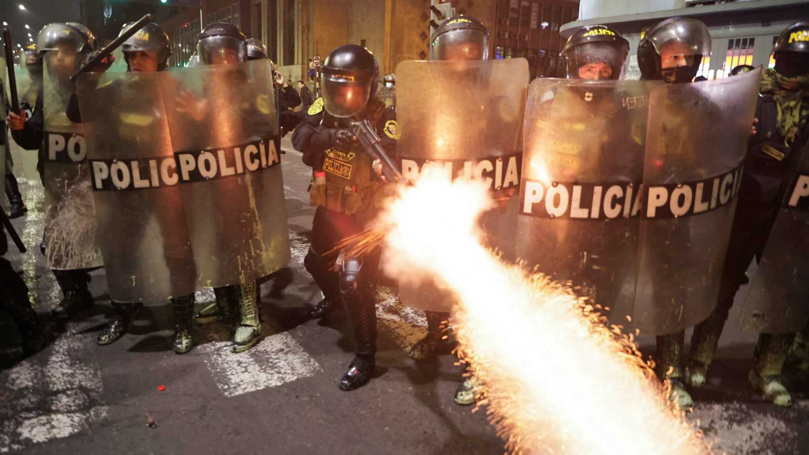 عنف وقنابل مولوتوف.. "جيل Z" ينتفض بوجه الحكومة البيروفية (فيديو وصور)