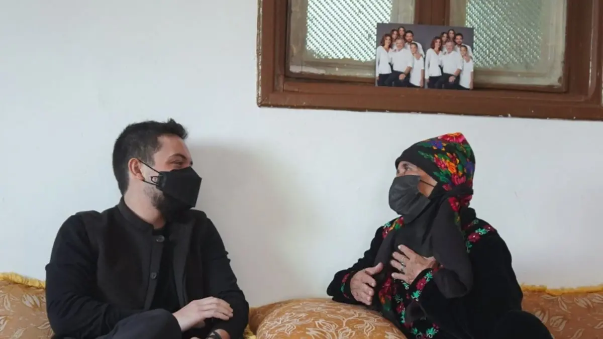 ولي العهد الأردني يلبي دعوة مسنة لتناول "خُبزها"