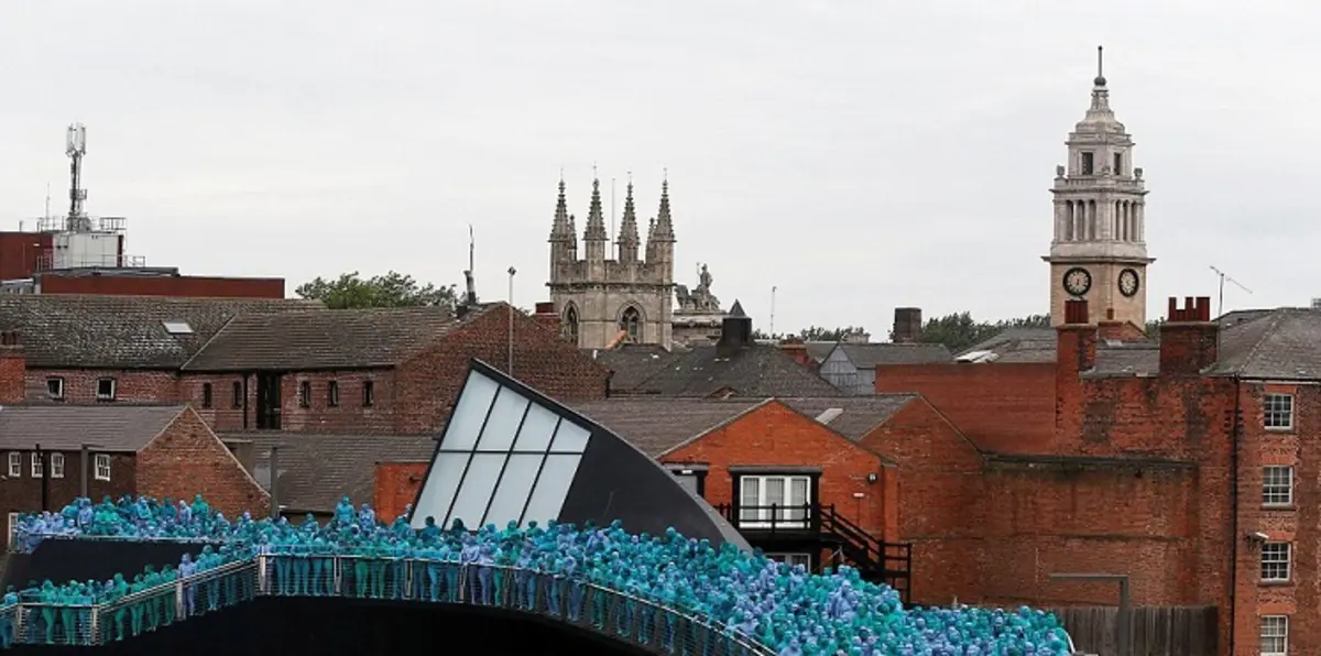 صور.. بحر من العراة في شوارع مدينة هال البريطانية