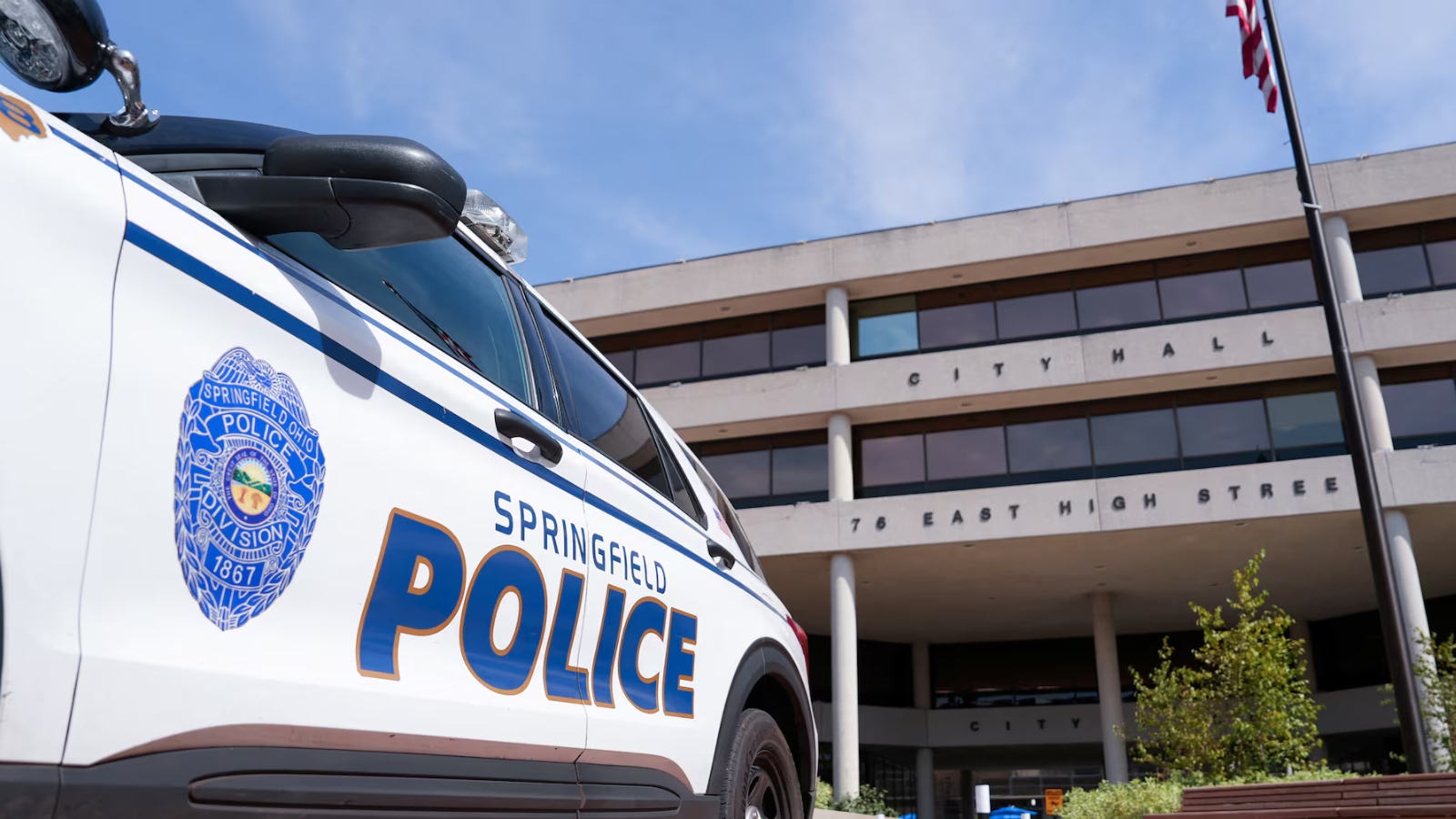 وسط "نظرية المؤامرة".. إخلاء مبان في مدينة أمريكية إثر تهديد بوجود قنبلة‎