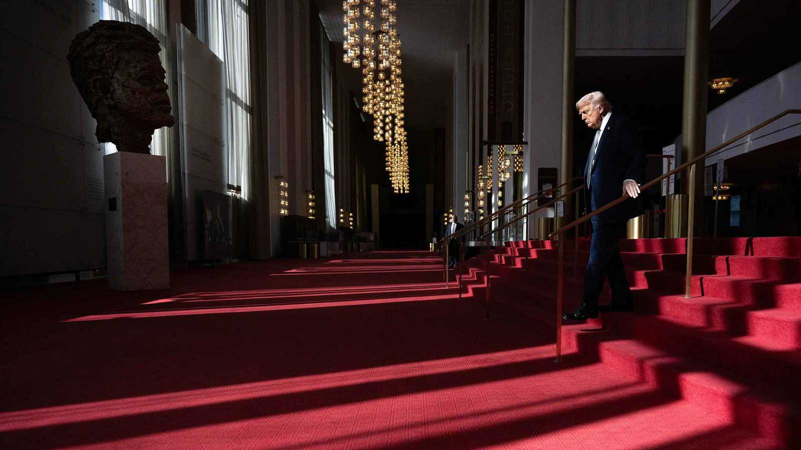 فرق فنية تلغي عروضها في مركز كينيدي بعد إضافة اسم ترامب