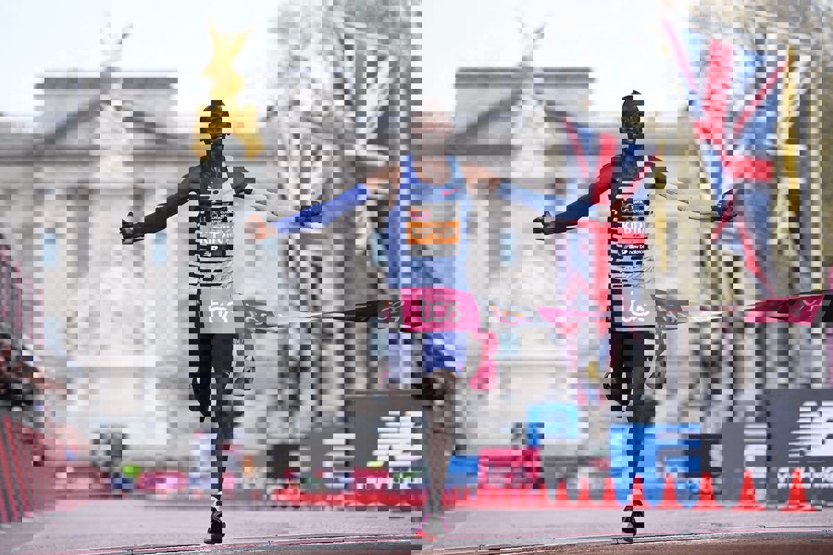 تهشمت سيارته.. مصرع صاحب الرقم القياسي العالمي لسباق الماراثون (صور) 