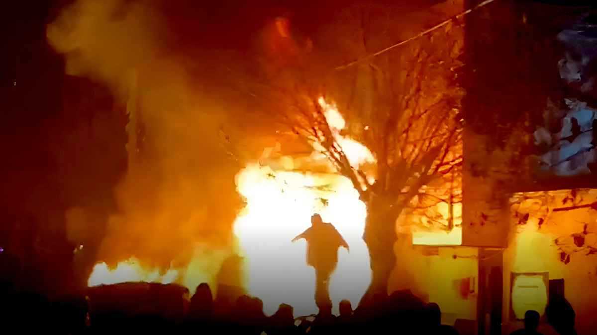 متظاهرون يحرقون مقرات "الحرس الثوري" و"الباسيج" في مدن إيران (فيديو)