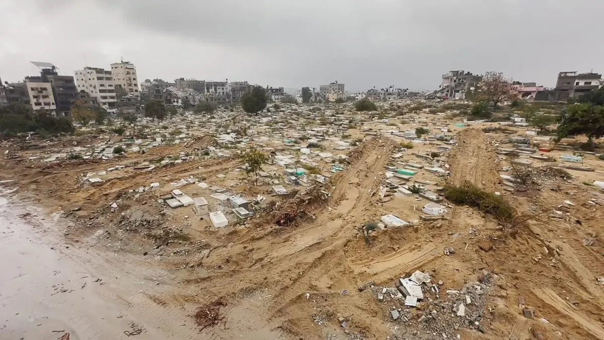 في غزة.. حتى المقابر ضحية للقصف