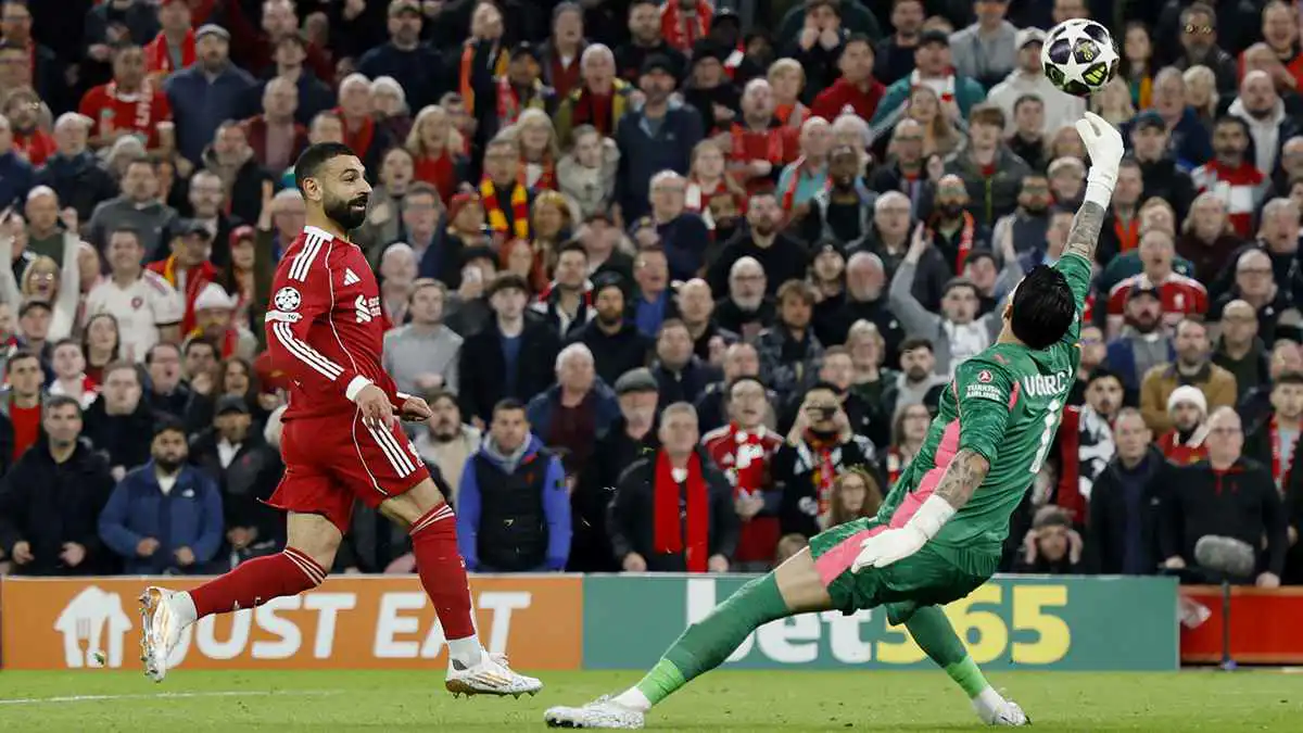 هدف غريب ضائع من محمد صلاح خلال مباراة ليفربول وغلطة سراي