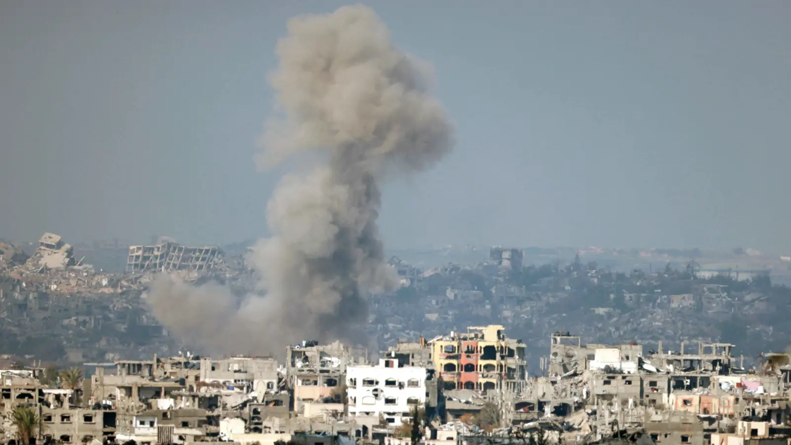 120 قتيلا.. إسرائيل تكثف غاراتها على غزة قبل موعد تنفيذ اتفاق الهدنة