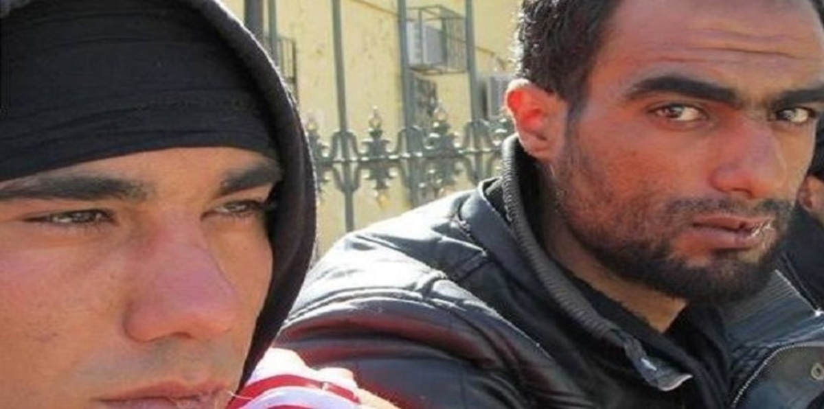 الجزائر.. متعطلون عن العمل يخيطون أفواههم للمطالبة بوظائف