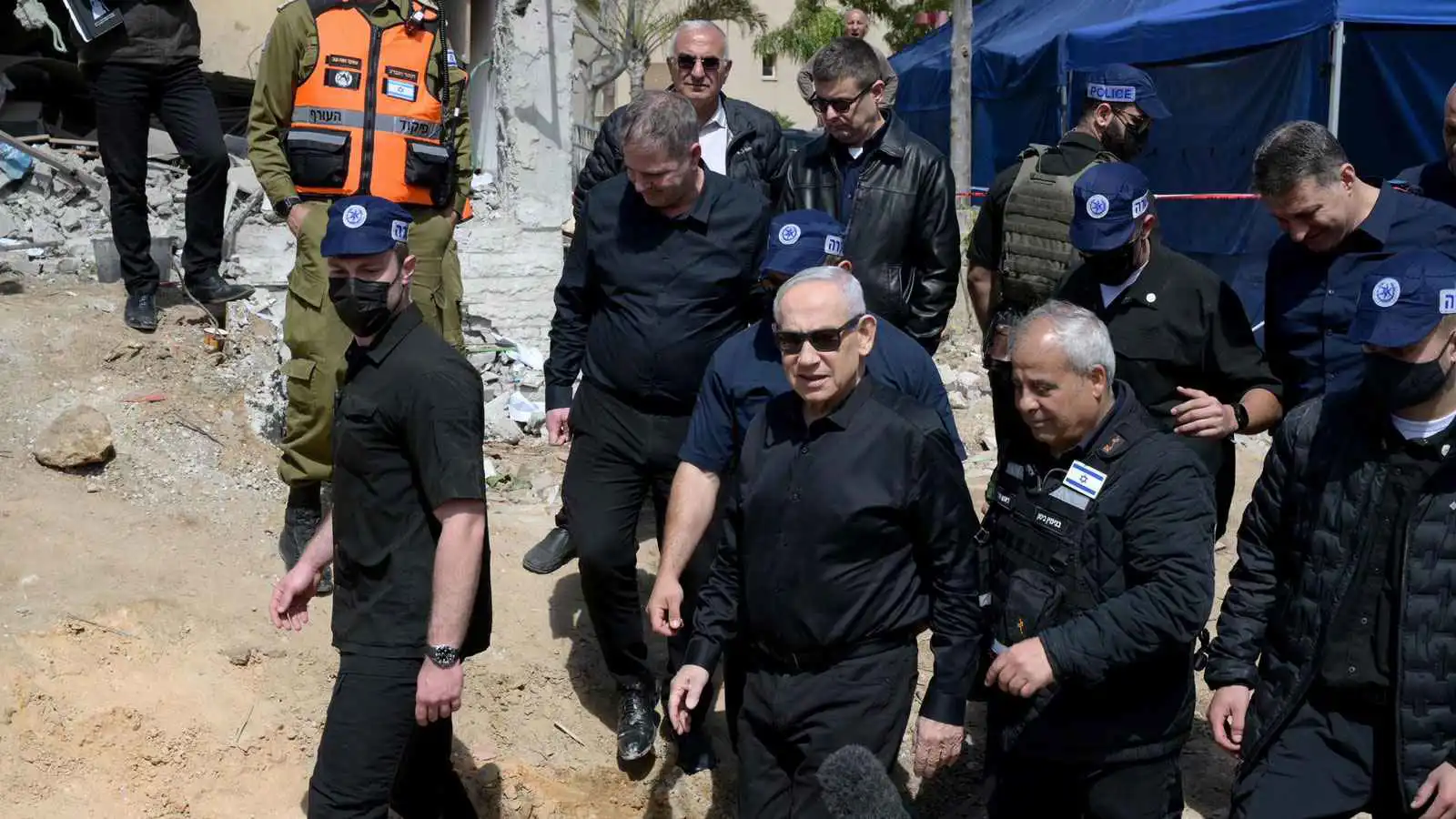 بعد ضربات عراد وديمونا.. نتنياهو يهدد بـ"اصطياد" قادة إيران (صور)