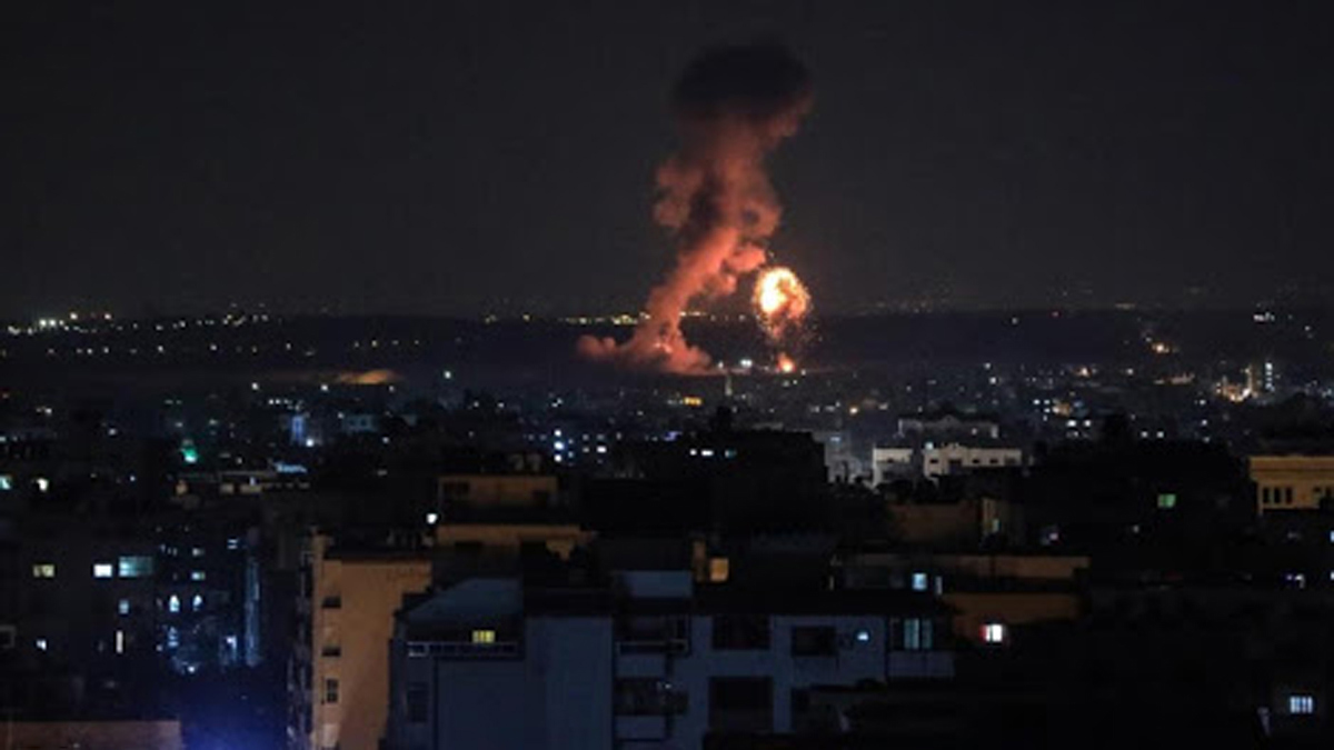 إسرائيل تقصف مواقع لحماس في غزة ردا على إطلاق بالونات حارقة