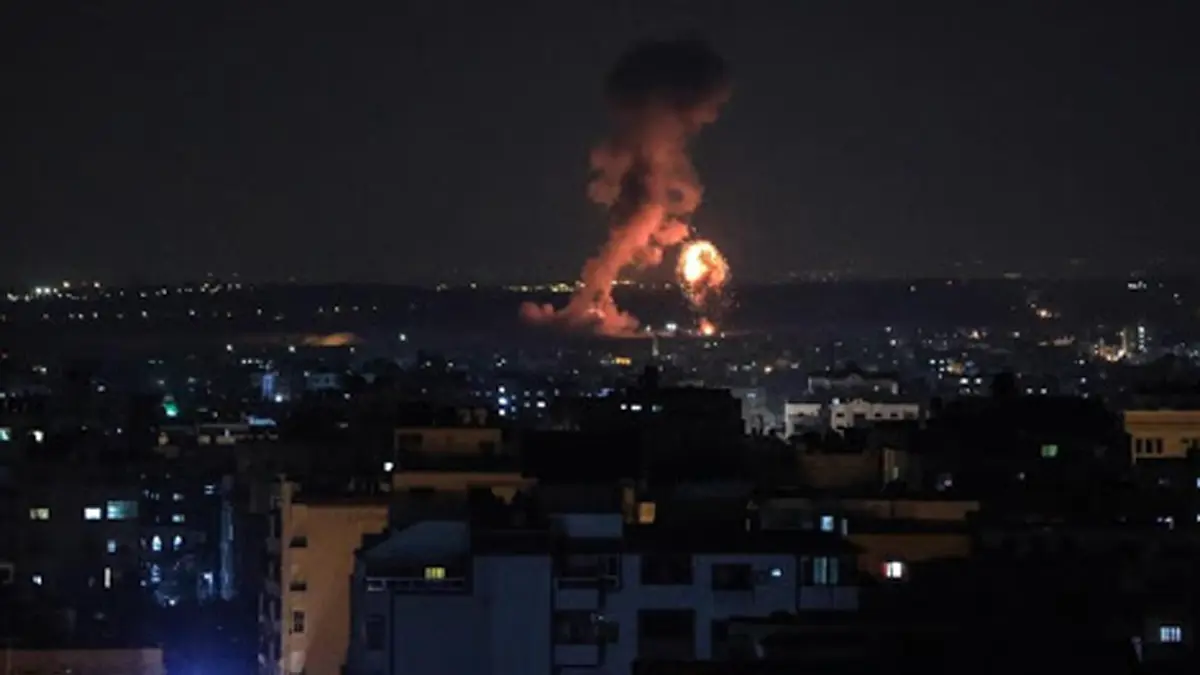 إسرائيل تقصف مواقع لحماس في غزة ردا على إطلاق بالونات حارقة