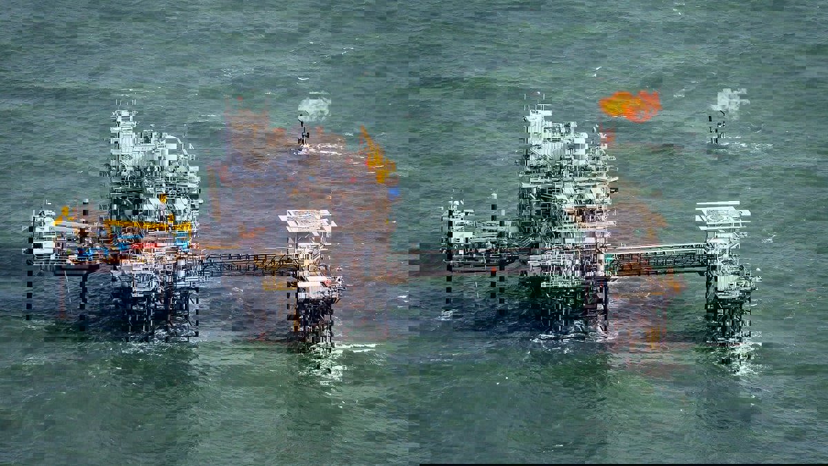 إخلاء منصات نفط أمريكية مع اقتراب العاصفة "بيتا" من تكساس