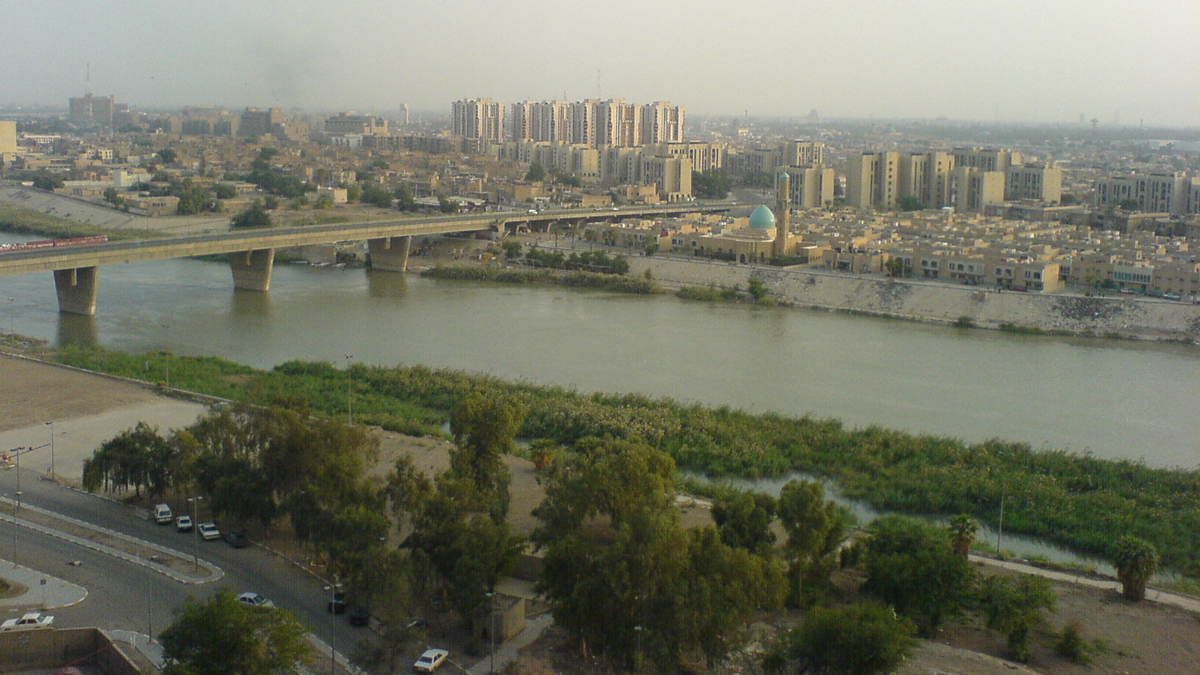 الأسواق العراقية تصاب بالشلل عقب رفع سعر الدولار مقابل العملة المحلية (صور)