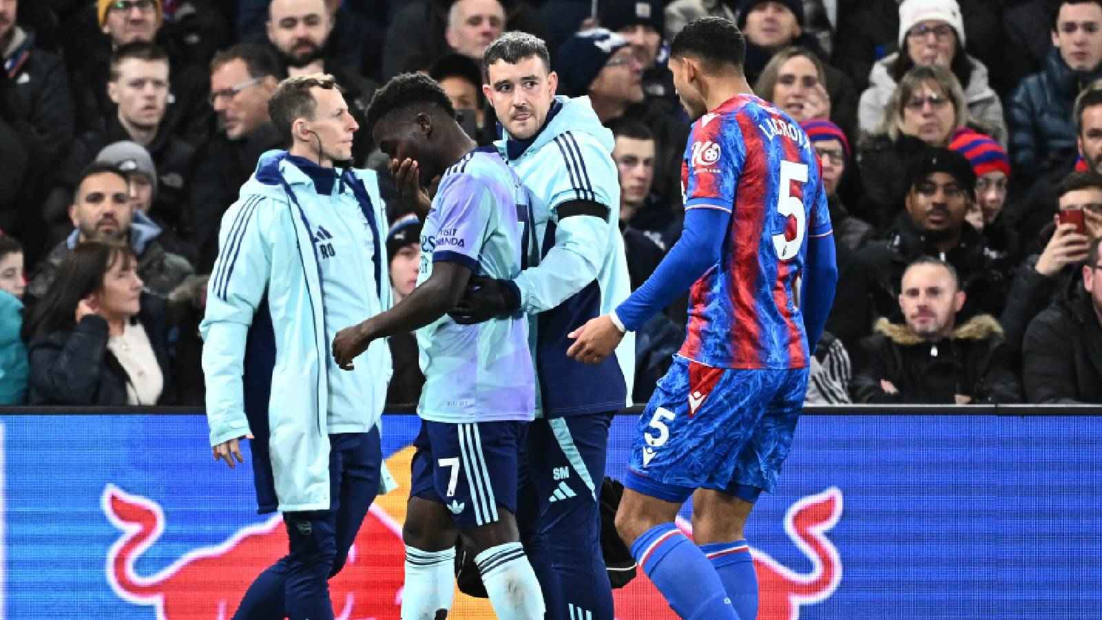 ظهر بـ"العكاز".. إصابة "ساكا" تثير الرعب في  آرسنال (فيديو)