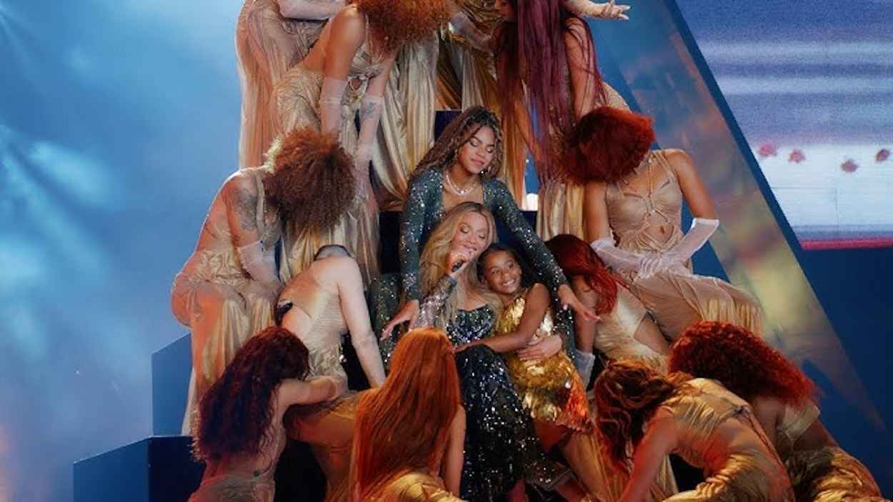 بيونسيه وابنتاها يخطفن القلوب في عرض لا يُنسى (فيديو)