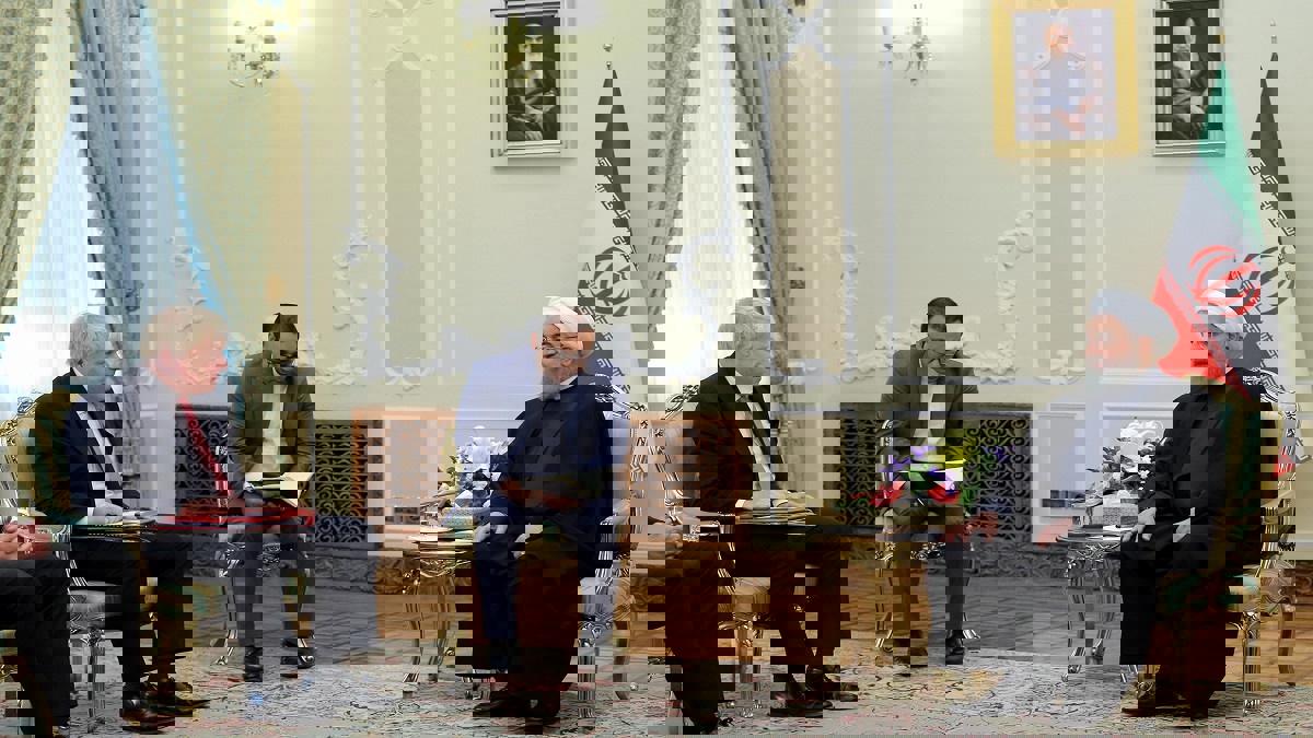 روحاني مهنئًا جونسون: نسعى لتعزيز العلاقات مع بريطانيا