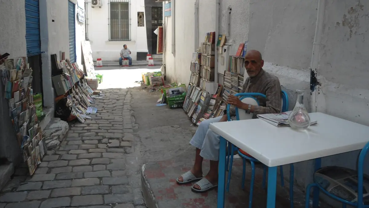 مع غلاء الأسعار وضعف الإقبال على الكتب.. مكتبات الرصيف تزدهر في تونس