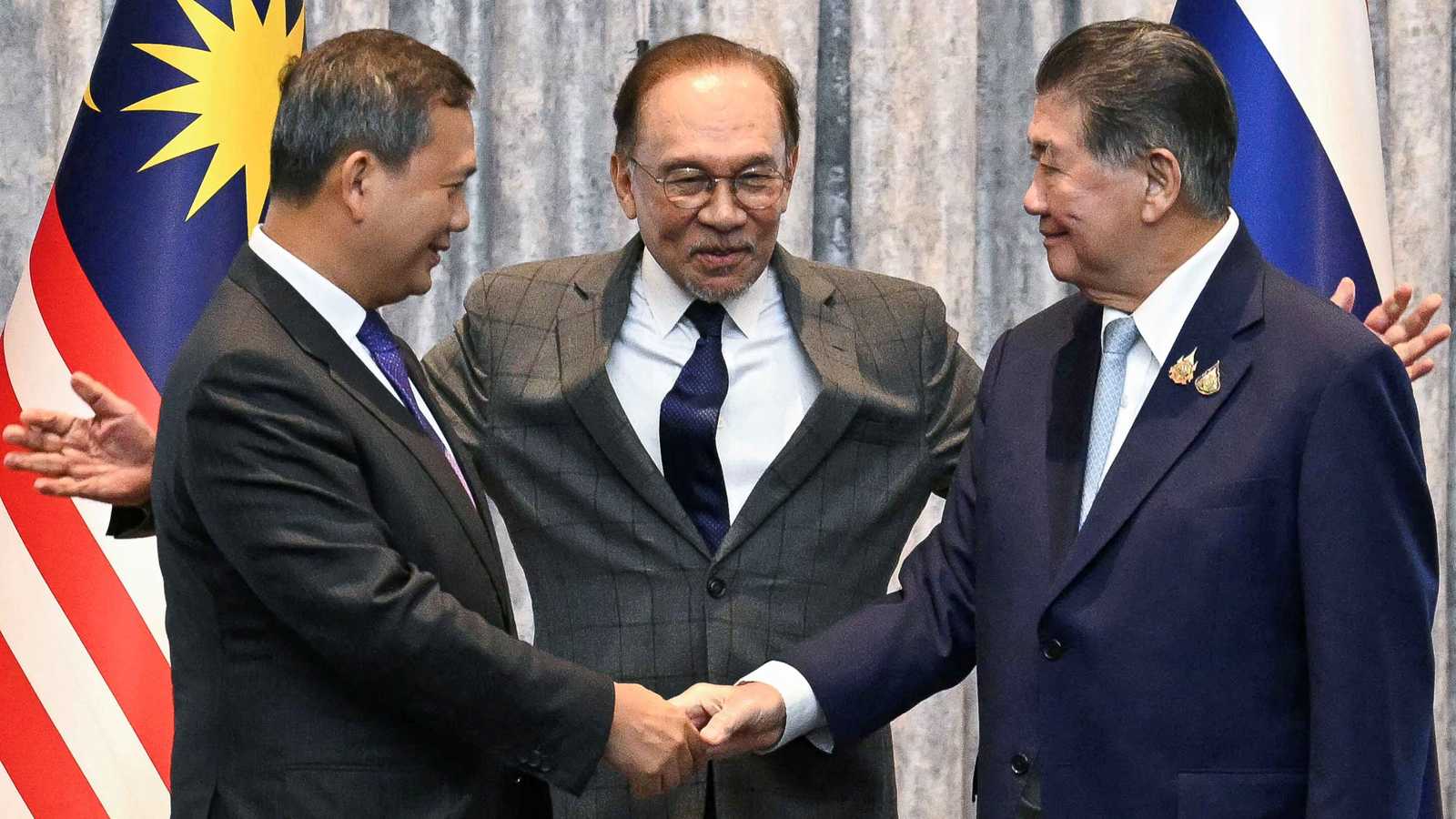 تايلاند وكمبوديا توافقان على وقف إطلاق نار "غير مشروط"