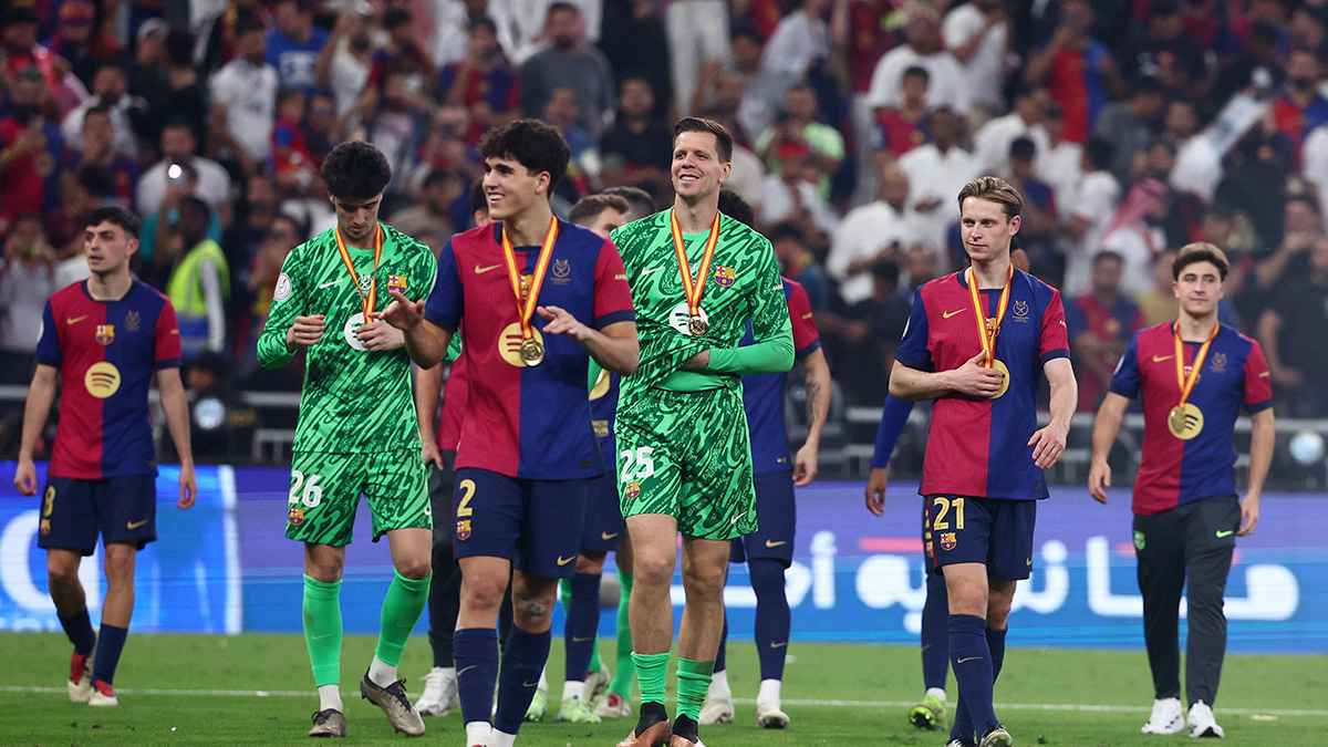 اقتحم الاحتفال.. جنون والد نجم برشلونة يكتسح الإنترنت (فيديو)