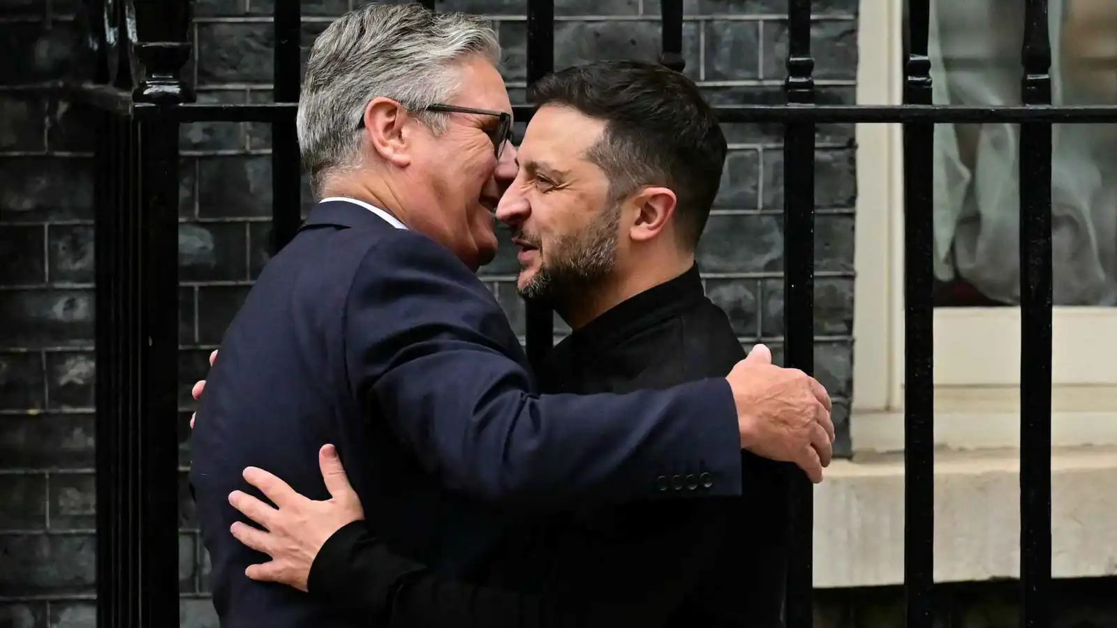 "كيف تتحدث مع ترامب".. 4 نصائح من ستارمر لزيلينسكي قبل "القمة"