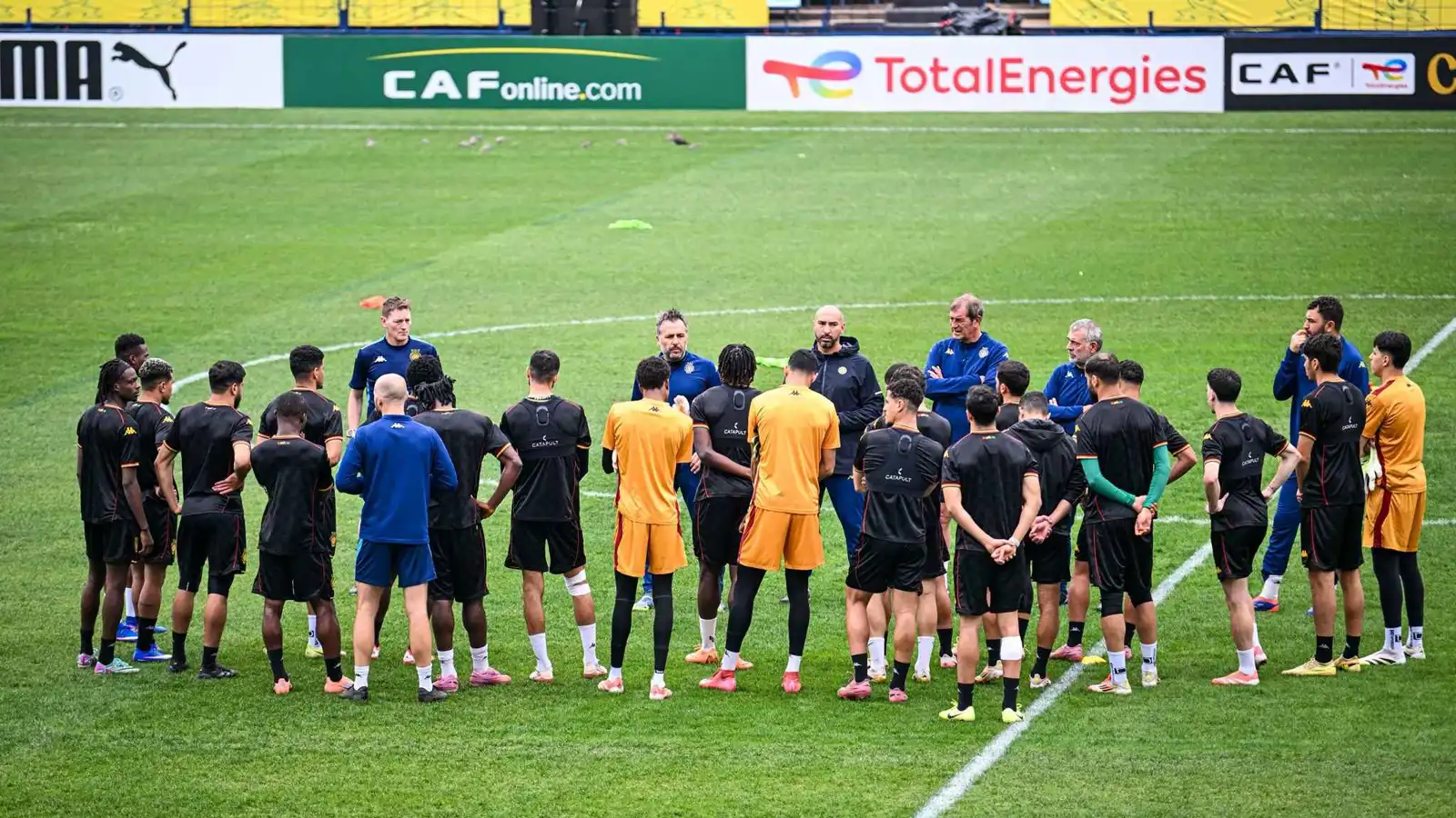 لاعبو الترجي والجهاز الفني خلال التدريبات