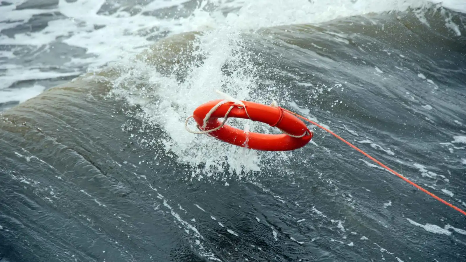 سائح محظوظ ينجو من الموت غرقاً "بالصدفة" (فيديو)