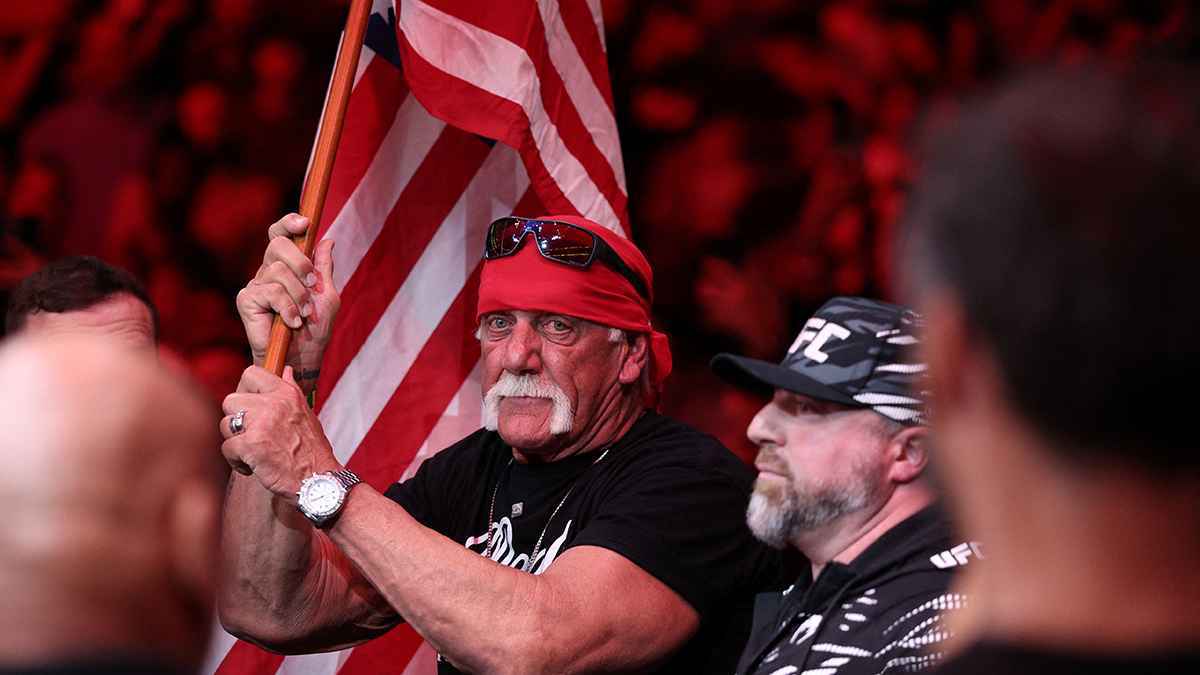 ظهور صادم.. لماذا قوبل هالك هوغان بصافرات استهجان في عرض WWE؟ (فيديو)