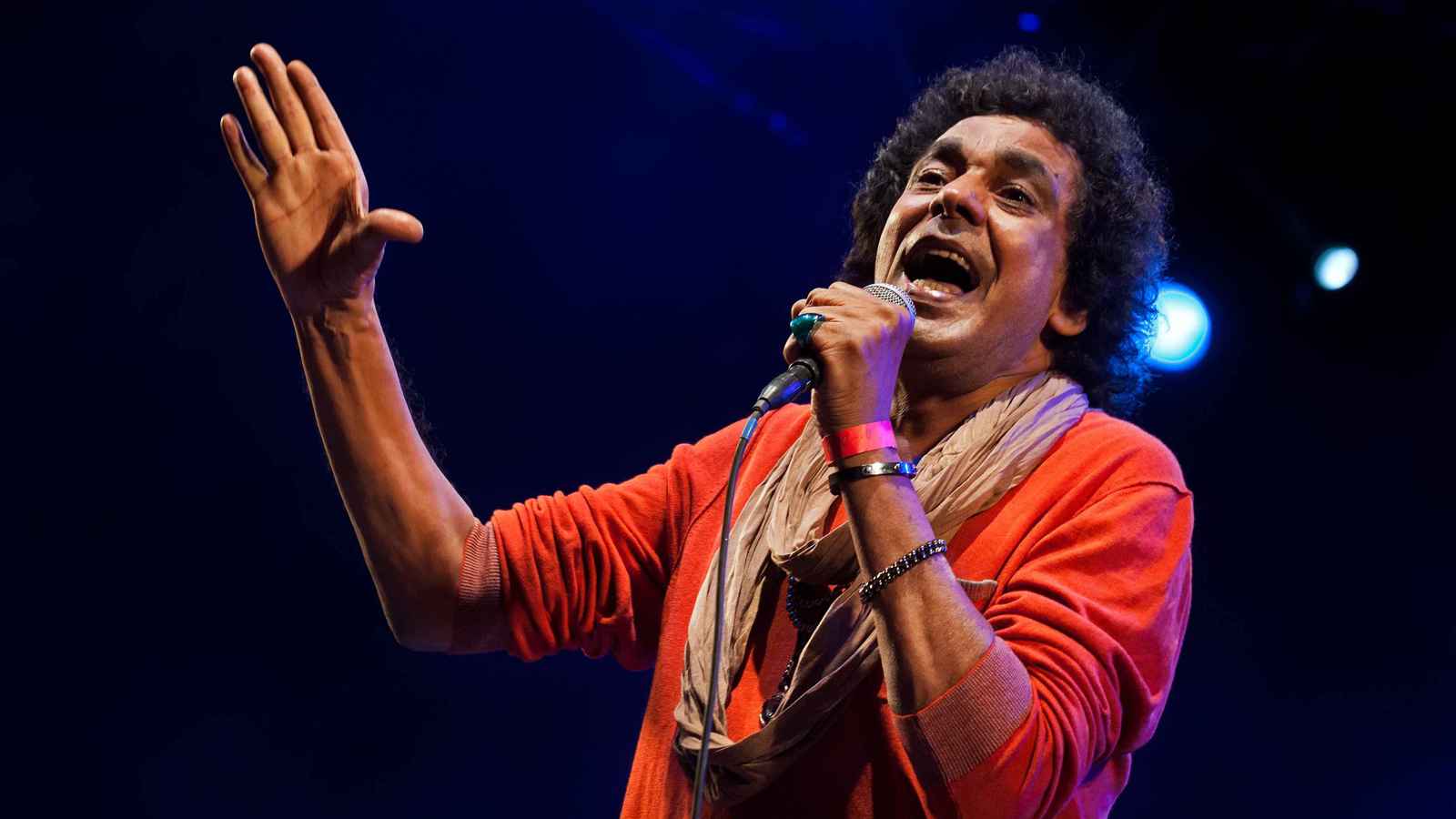 في أول ظهور بعد أزمته الصحية.. محمد منير يتلقى "تحية خاصة" من السيسي