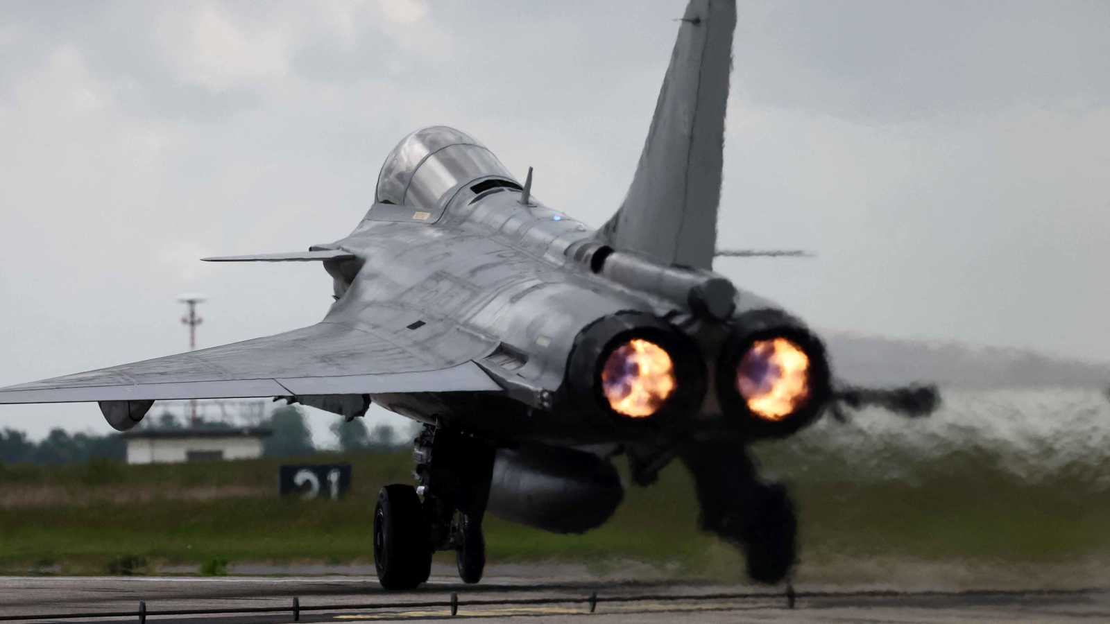 استقلال أم تمرد؟.. فرنسا ترسم حدودها وترفض طائرات الشبح الأمريكية